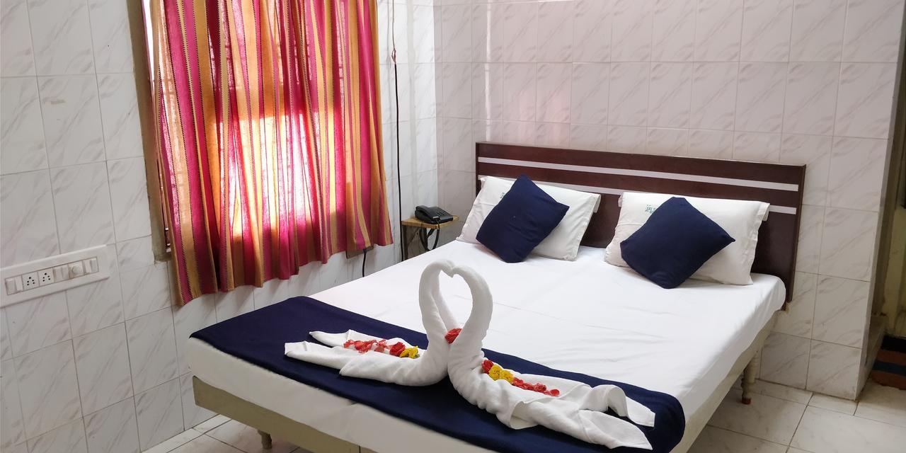 Отель Sree Vaibhav Residency Тирупати Экстерьер фото
